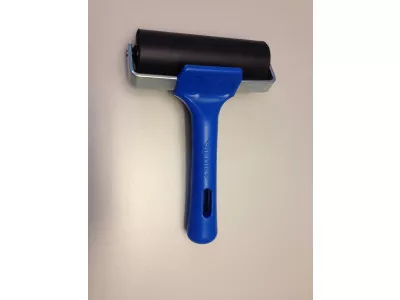 Soft-Roller, blau, zur druckvollen Verklebung der Blister Karten.