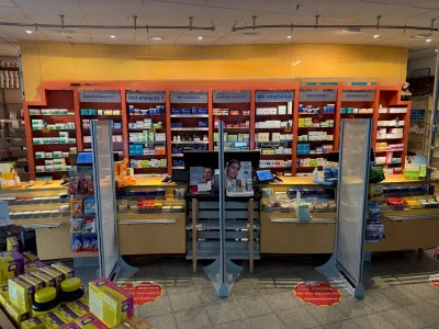 SmartGlass Sichtschutzwand mit Bewegungssensor für Apotheken