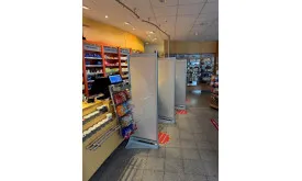 SmartGlass Sichtschutzwand mit Bewegungssensor für Apotheken