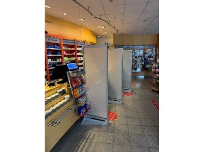 SmartGlass Sichtschutzwand mit Bewegungssensor für Apotheken