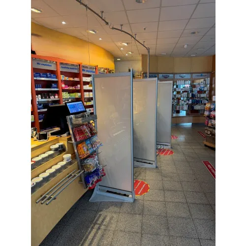 SmartGlass Sichtschutzwand mit Bewegungssensor für Apotheken