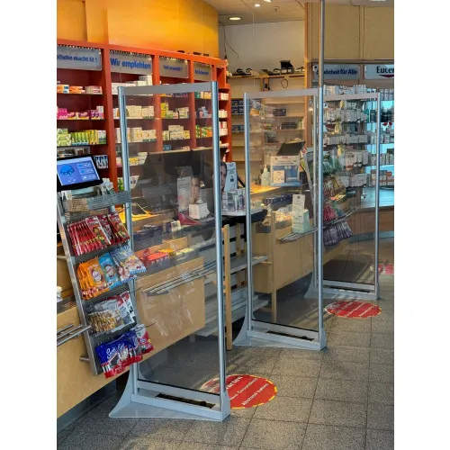 SmartGlass Sichtschutzwand mit Bewegungssensor für Apotheken