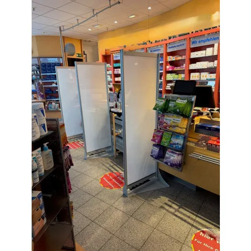 SmartGlass Sichtschutzwand mit Bewegungssensor für Apotheken